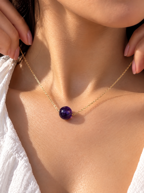 colier 1 mannequin touche Collier améthyste avec pendentif INTUITION