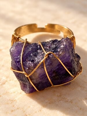01-bague-intuition-brut Bague roche améthyste Intuition en améthyste brute sertie de fil doré, vue de face sur marbre