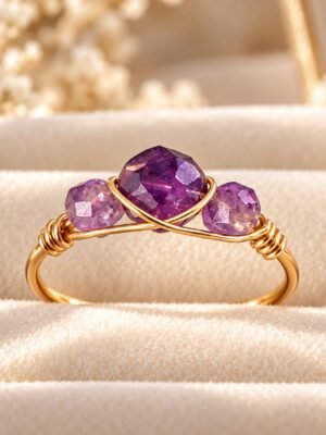 01-bague-mini-intuition Bague mini Intuition, trois perles d'améthyste facettées sur fil doré, sur velours
