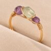 Bague mini Intuition x Lina, fluorite verte entre deux améthystes, vue rapprochée sur velours