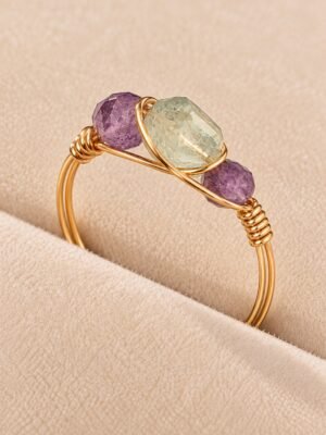 01-bague-mini-intuition-x-lina Bague mini Intuition x Lina, fluorite verte entre deux améthystes, vue rapprochée sur velours