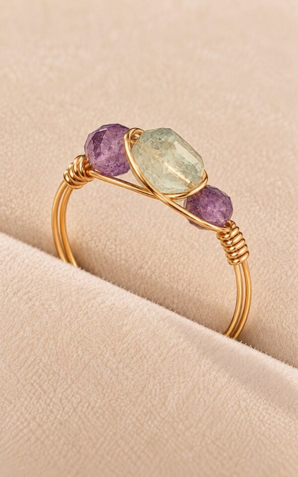Bague mini Intuition x Lina, fluorite verte entre deux améthystes, vue rapprochée sur velours