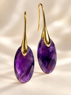 01-boucles-oreilles-amethyste-goutte Boucles d'oreilles goutte en améthyste ovale facettée sur crochets dorés, fond clair
