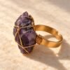 Bague roche améthyste Intuition en améthyste brute, vue de profil sur marbre clair