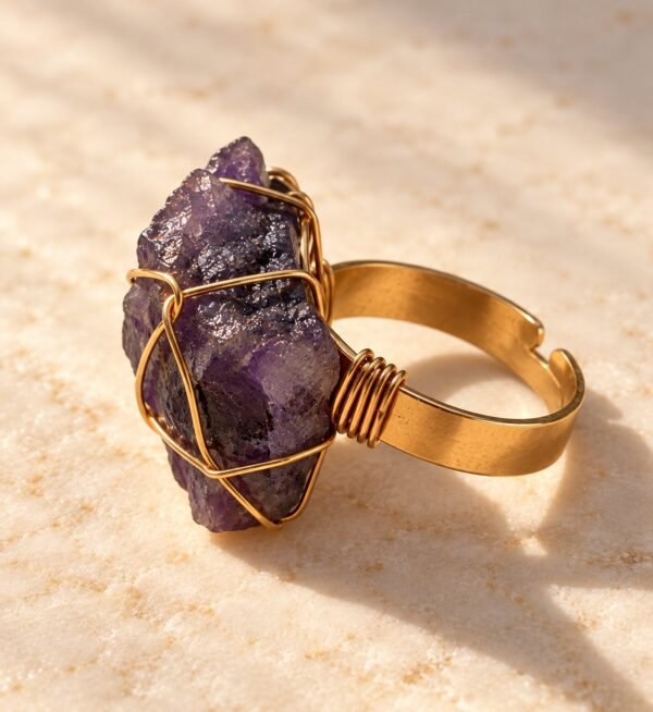 Bague roche améthyste Intuition en améthyste brute, vue de profil sur marbre clair