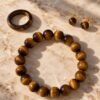 Ensemble MELLIA œil de tigre : bague anneau, puces et bracelet perles, sur dalle claire