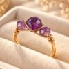 Bague mini Intuition en améthyste dans son écrin, vue de trois quarts