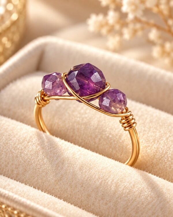 Bague mini Intuition en améthyste dans son écrin, vue de trois quarts