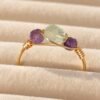 Bague mini Intuition x Lina en fluorite verte et améthyste sur velours ondulé, vue de trois quarts