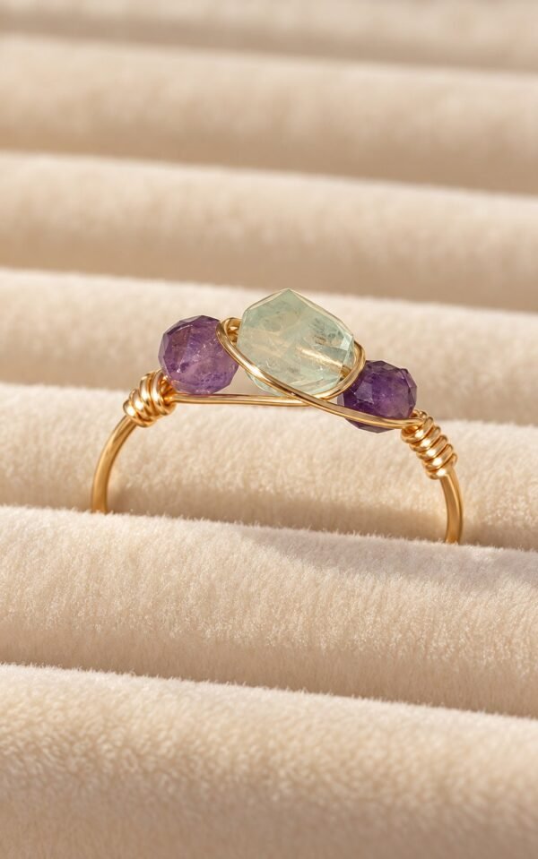 Bague mini Intuition x Lina en fluorite verte et améthyste sur velours ondulé, vue de trois quarts