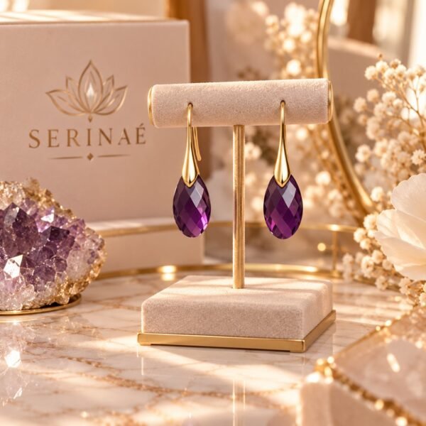Boucles d'oreilles améthyste goutte sur présentoir, devant la boîte Serinaé