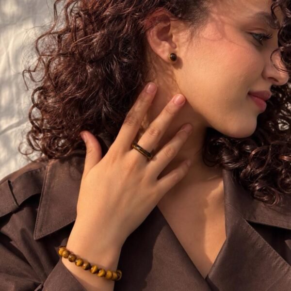 02-boucles-oreilles-mellia-oeil-de-tigre Boucles d’oreilles MELLIA œil de tigre portées, portrait souriant avec bague et bracelet assortis