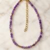 02-bracelet-perles-lilas-amethyste Bracelet améthyste lilas délicat, fermoir mousqueton et chaînette d'extension dorés, sur fond marbre
