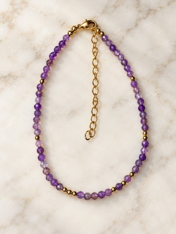02-bracelet-perles-lilas-amethyste Bracelet améthyste lilas délicat, fermoir mousqueton et chaînette d'extension dorés, sur fond marbre