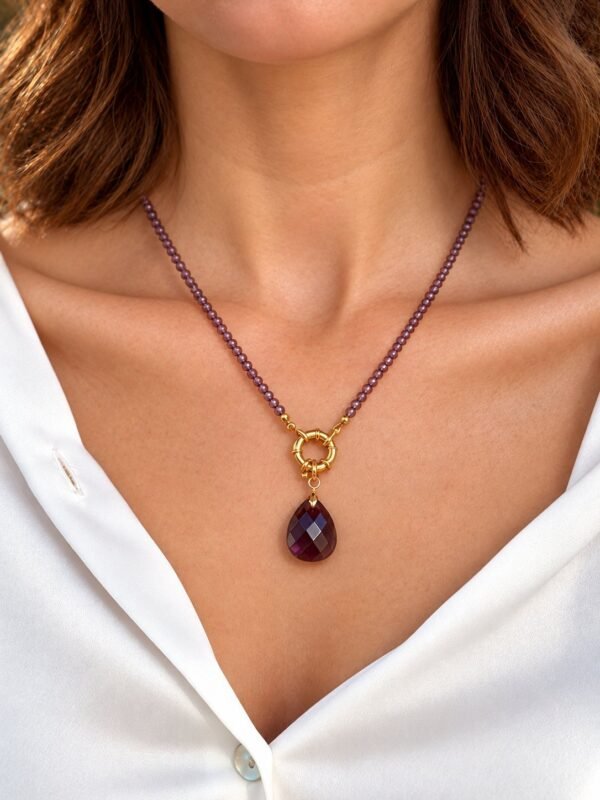 Collier améthyste goutte porté sur une chemise blanche ouverte