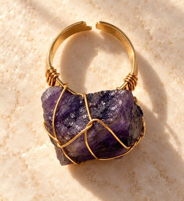 Bague roche améthyste Intuition réglable en améthyste, anneau ouvert doré vu de dessus