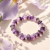 Bracelet élastique éclats d'améthyste entouré de fleurs d'iris