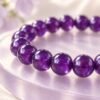 Gros plan sur les perles rondes d'améthyste 8 mm du bracelet