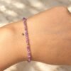 03-bracelet-perles-lilas-amethyste Bracelet en perles d'améthyste lilas porté au poignet