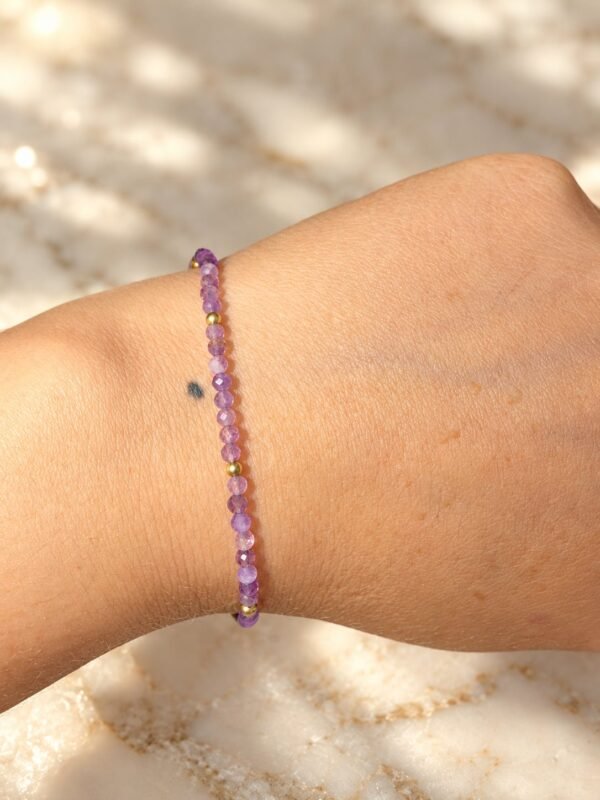 03-bracelet-perles-lilas-amethyste Bracelet en perles d'améthyste lilas porté au poignet