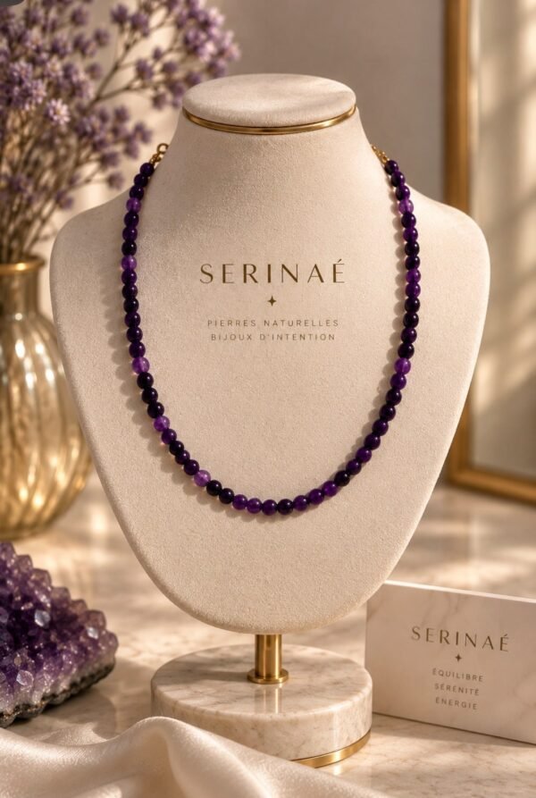 03-collier-perles-fines-amethyste Collier de perles rondes d'améthyste ~4 mm présenté sur buste Serinaé, finition dorée, nuances lilas à violet