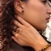 Bague MELLIA œil de tigre portée, avec puce et bracelet assortis, portrait de profil