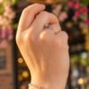 Bague mini Intuition en améthyste portée, poignet orné d'un bracelet améthyste