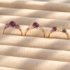 Trio de bagues mini Intuition sur velours, dont la bague x Lina en fluorite verte