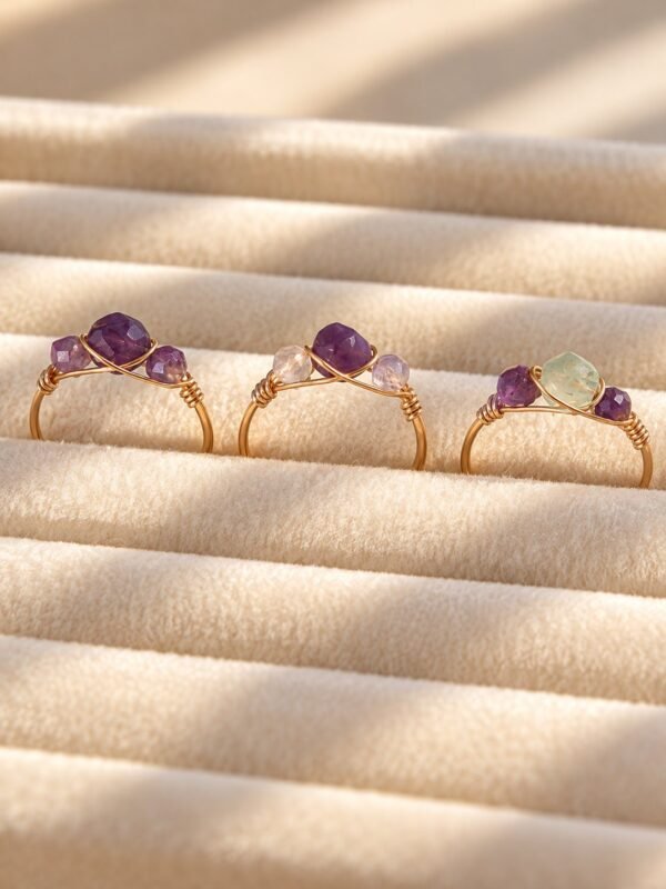 Trio de bagues mini Intuition sur velours, dont la bague x Lina en fluorite verte