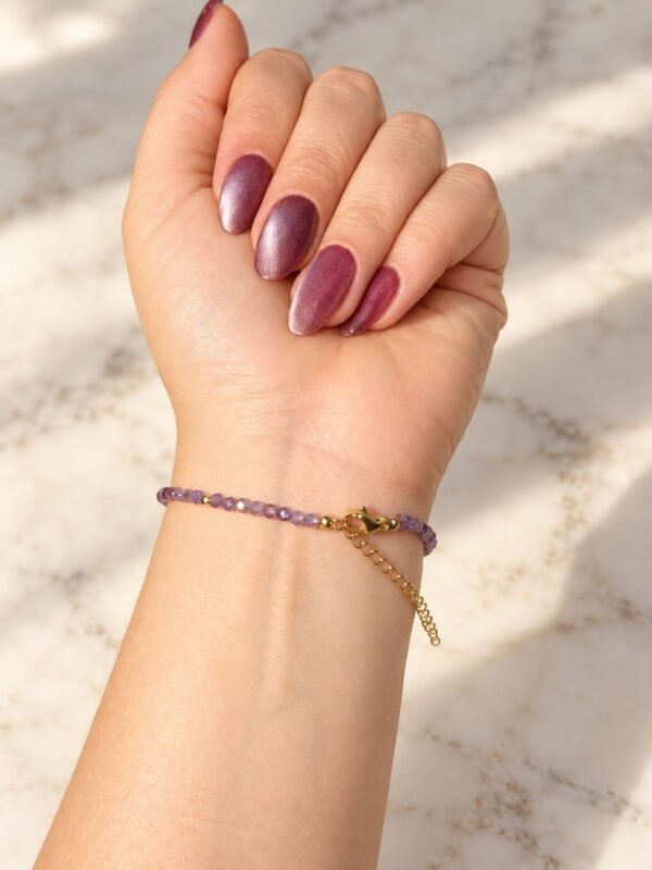 04-bracelet-perles-lilas-amethyste Bracelet améthyste lilas délicat porté, main levée, chaînette dorée visible