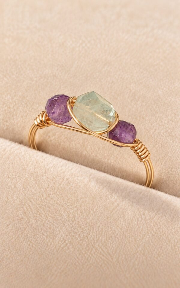 Gros plan sur la fluorite verte facettée de la bague mini Intuition x Lina