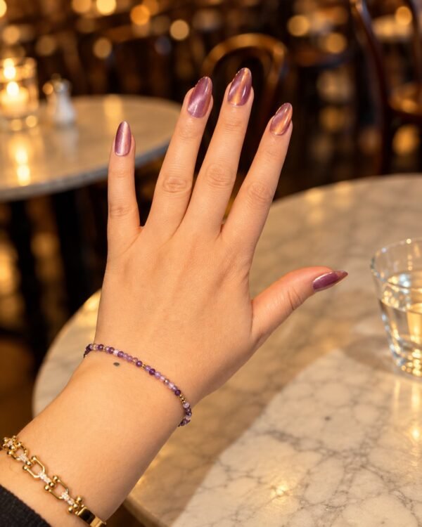 05-bracelet-perles-lilas-amethyste Bracelet en perles d'améthyste lilas porté à une table de café