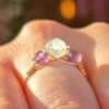 Bague mini Intuition x Lina en fluorite verte et améthyste portée au doigt