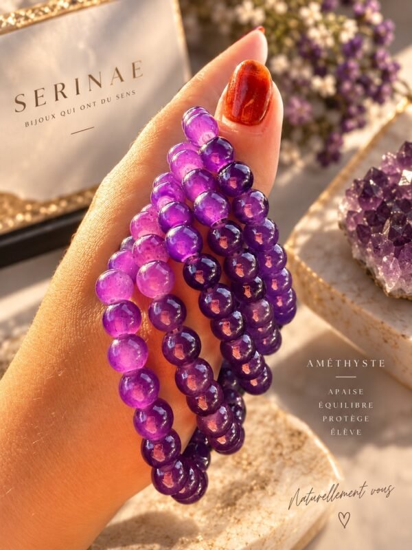 Main tenant trois bracelets en perles d'améthyste, visuel Serinaé