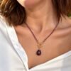 Collier améthyste goutte INTUITION porté, décolleté et chemise blanche