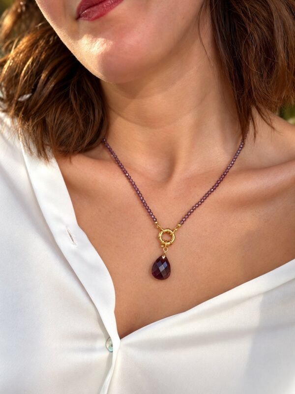 Collier améthyste goutte INTUITION porté, décolleté et chemise blanche