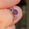 Gros plan sur la bague mini Intuition en améthyste portée au doigt