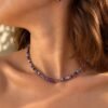 Gros plan du collier améthyste porté, nuances lilas et violettes, vue de trois quarts sur le décolleté