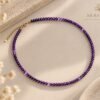 07-collier-perles-fines-amethyste Collier perles fines améthyste en cercle, finition plaqué or, logo Serinaé, fleurs séchées et pierre claire
