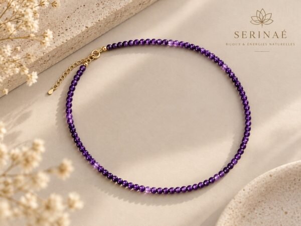 07-collier-perles-fines-amethyste Collier perles fines améthyste en cercle, finition plaqué or, logo Serinaé, fleurs séchées et pierre claire