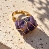 Bague roche améthyste Intuition en améthyste brute au soleil sur pierre mouchetée
