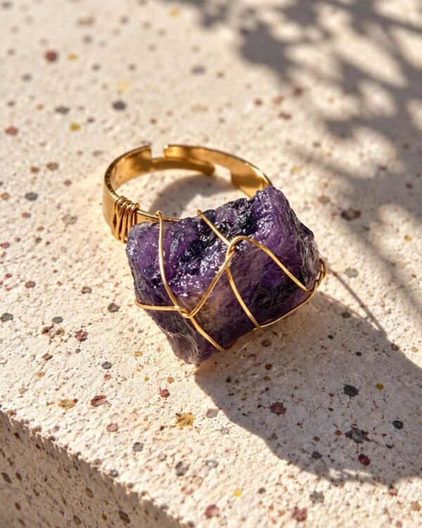 Bague roche améthyste Intuition en améthyste brute au soleil sur pierre mouchetée