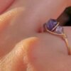 Détail des perles d'améthyste facettées de la bague mini Intuition portée