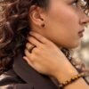 Bracelet MELLIA œil de tigre porté avec bague et puce d’oreille assorties, portrait de profil