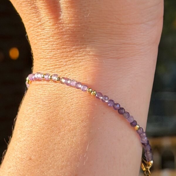09-bracelet-perles-lilas-amethyste Détail des perles d'améthyste facettées et perles dorées du bracelet porté