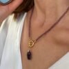 Collier améthyste à anneau doré et pendentif goutte porté, vue rapprochée