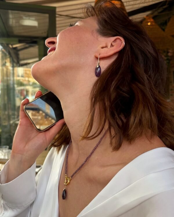 Collier améthyste goutte porté en terrasse, tête légèrement en arrière