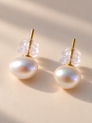 81ad09476fe904cc4718fa5e6474f06edf889c7e0e96f9f2bb60b1b9372757f0 Puces d’oreilles ÉPURE — perles d’eau douce