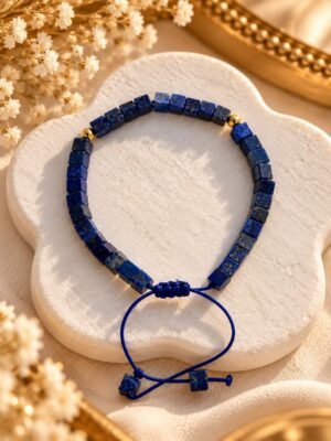 Bracelet AZULÉA CUBE en perles cubiques de lapis-lazuli naturel, cordon bleu ajustable