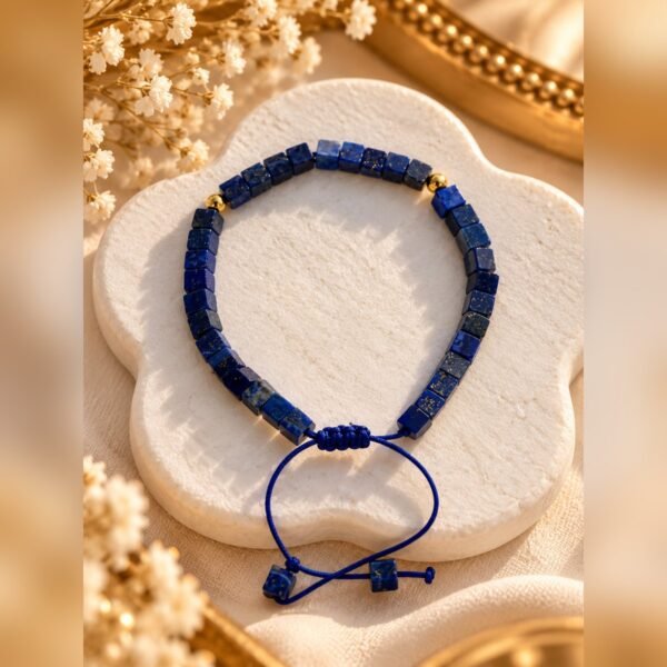 Bracelet AZULÉA CUBE en perles cubiques de lapis-lazuli naturel, cordon bleu ajustable